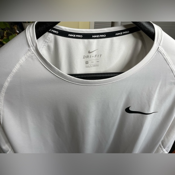 Beautiful Nike Pro T-Shirt - Picture 2 of 3